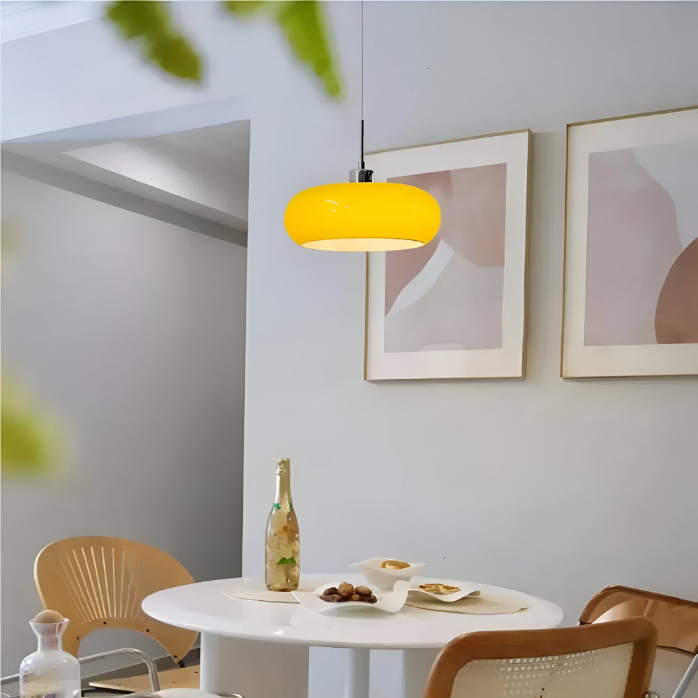 Designlampa i glas tänd i mörkt rum, stämningsfull belysning