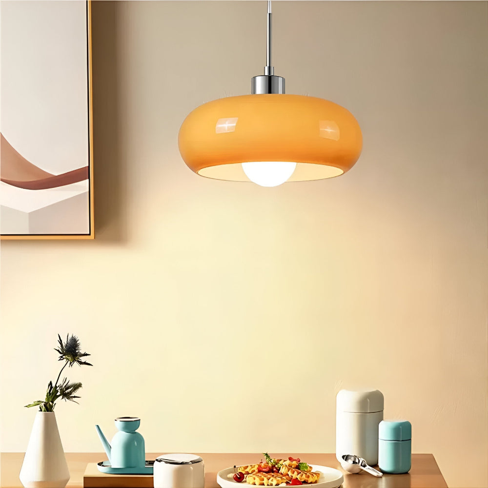 Detaljbild på takfäste och sladd till rund glastaklampa
