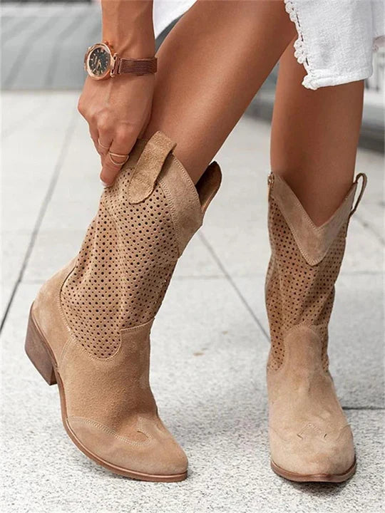 Beige cowboystövlar i mockaimitattion på ben