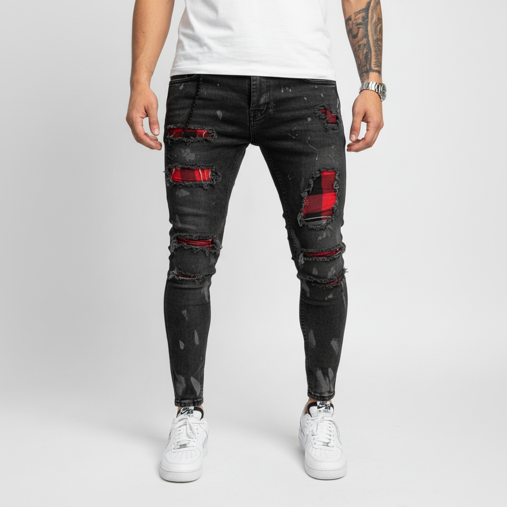 Helbild på svarta slim fit-jeans med röda mönstrade lappar