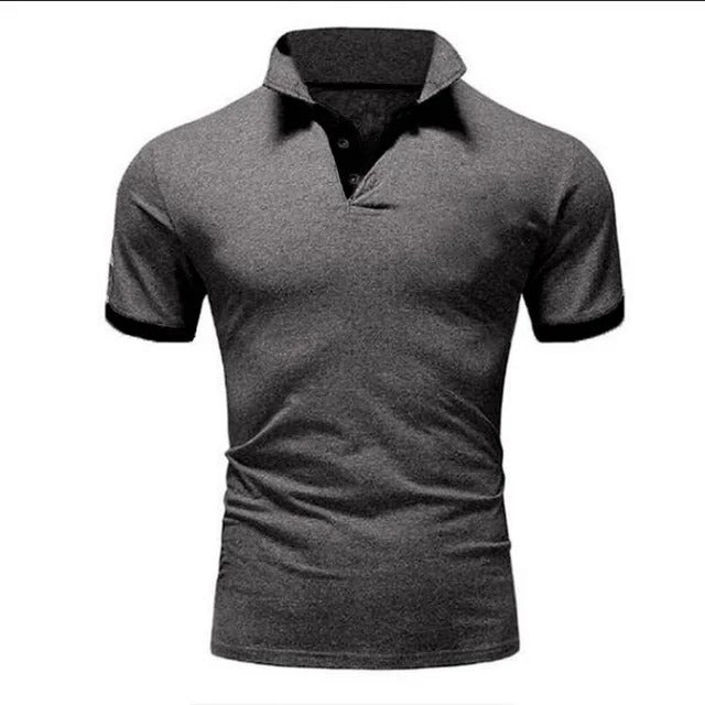 Stilren pikétröja för herrar i slim fit, visad i profil förgylld med vardagsmodetrend.