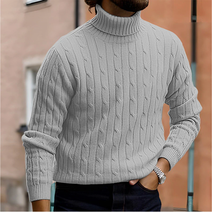 Närbild på det eleganta flätmönstret på en stickad herrtröja