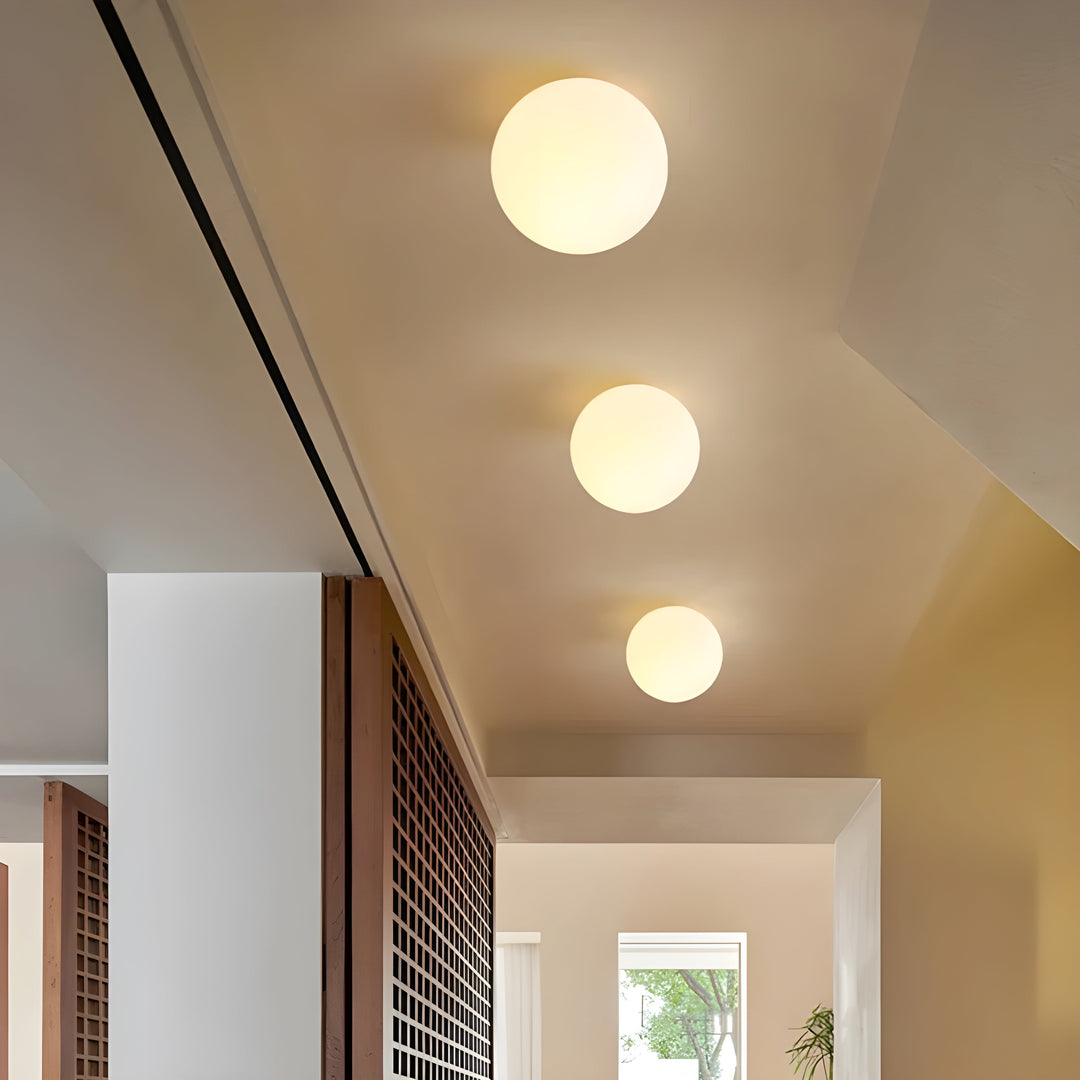 Rund LED-vägglampa belyst i en modern korridor