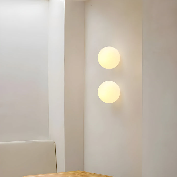 LED-lampa med rund form som ger indirekt ljus på väggen