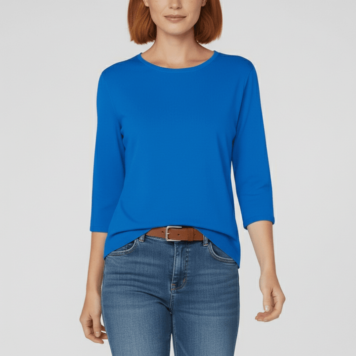 Blå damtröja med rund hals och trekvartsärm matchad med jeans och skärp