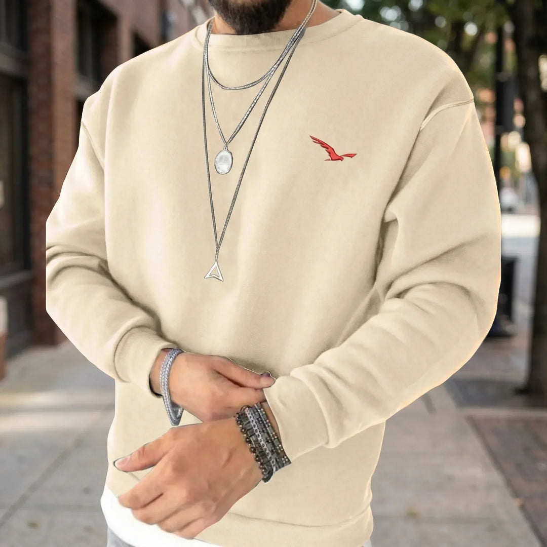 Man bär beige rundhalsad herrtröja Tiago med snygga accessoarer