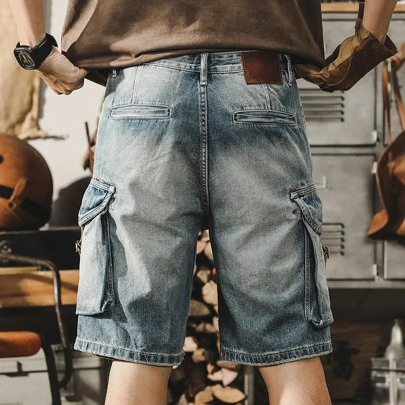 Detaljbild på slitna herrar denim bermudashorts i cargostil med coola streetwear-detaljer