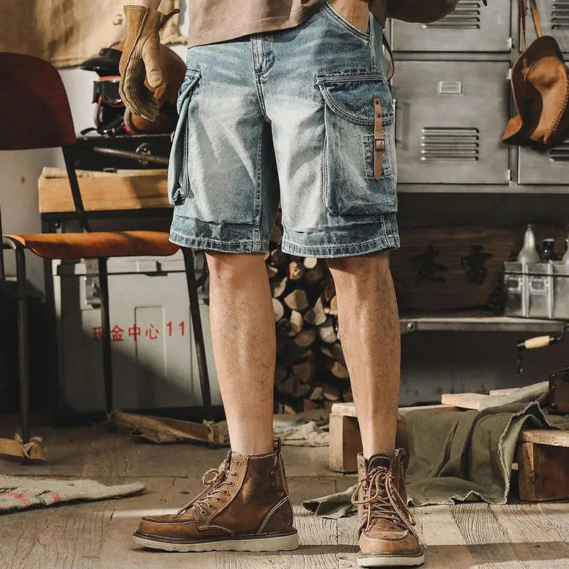 Herrar bärande jeansblå denim cargobermuda framifrån med stövlar