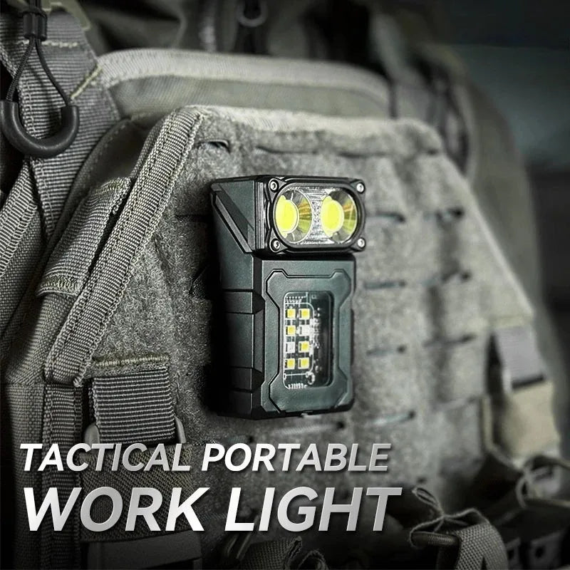 Taktisk mini LED-arbetslampa fäst på ryggsäck med MOLLE-system