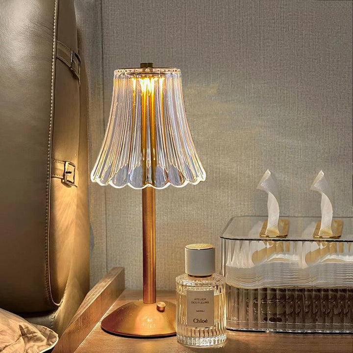 Stämningsfull inredningsbild med Glimmer trådlös bordslampa placerad på ett sidobord