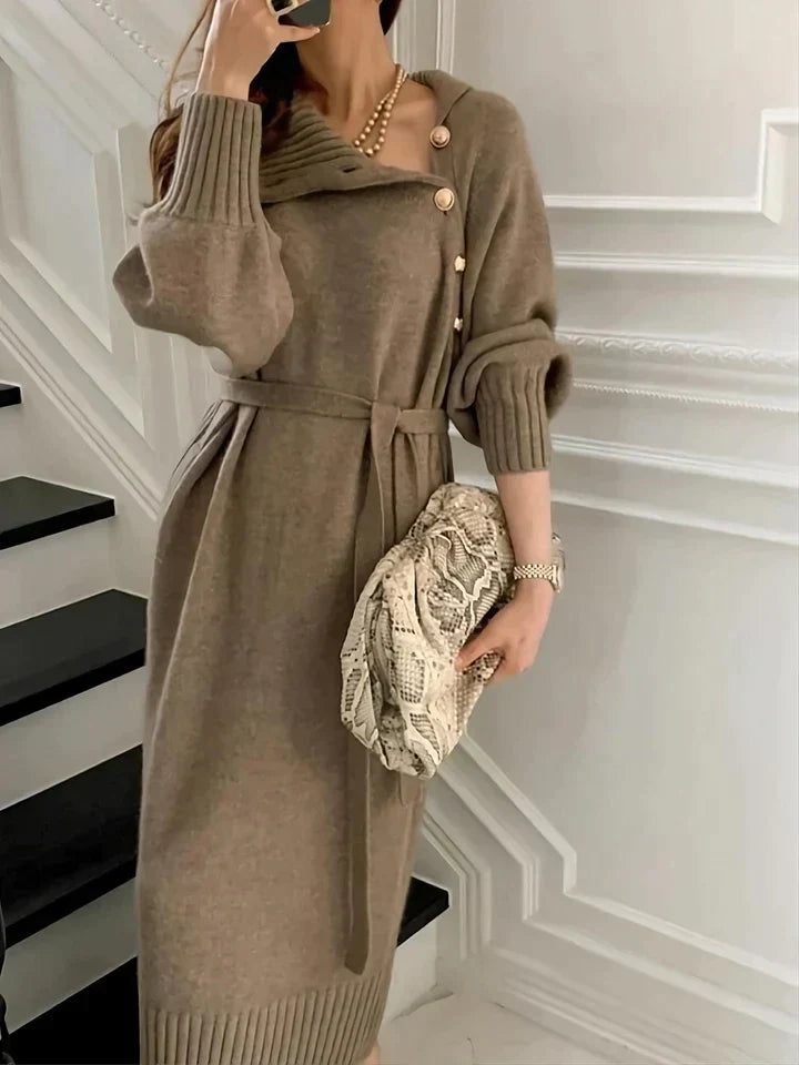 Elegant khaki turtleneck klänning med knappar och knytmidja för dam