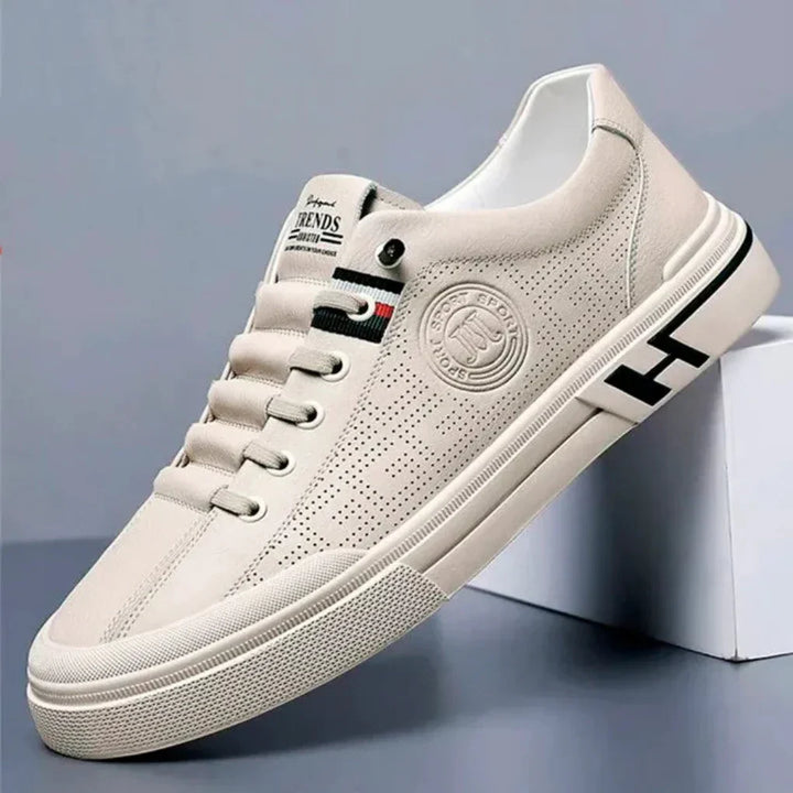 Närbild på beige sneaker med snygga detaljer och perforering