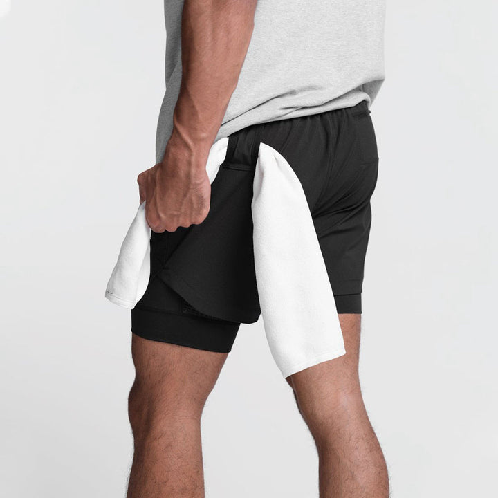 Svart träningsshorts med handduk i fickan bakifrån