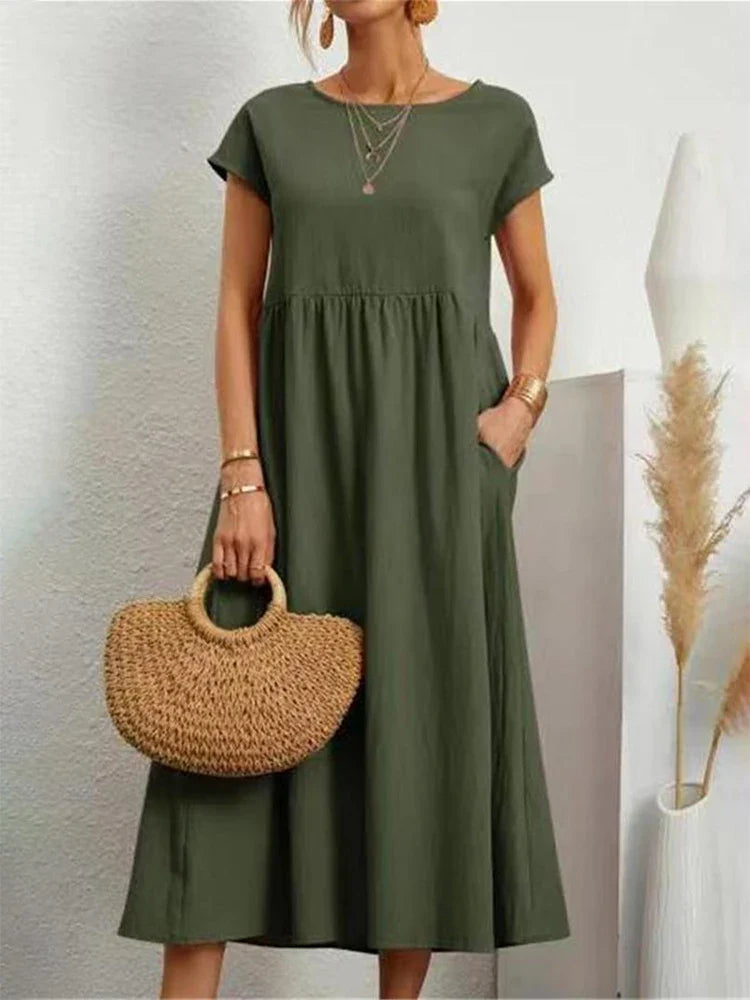 Modell som visar damklänning i vintagestil