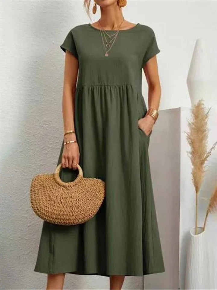 Modell som visar damklänning i vintagestil