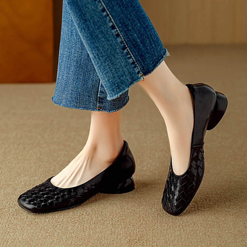 Svart Séverine ballerinasko på modellfot med jeans för en elegant vardagslook