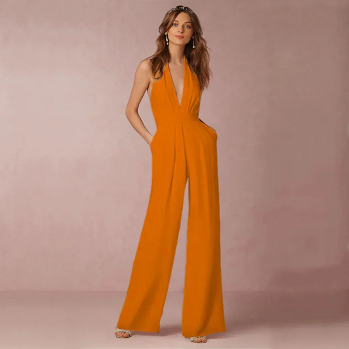 Detaljbild på tyg och v-ringning på elegant dam jumpsuit
