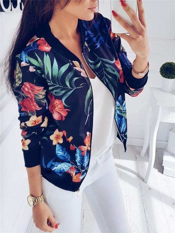 Detaljbild på ärmslut och mudd på den blommiga damjackan för en komplett look