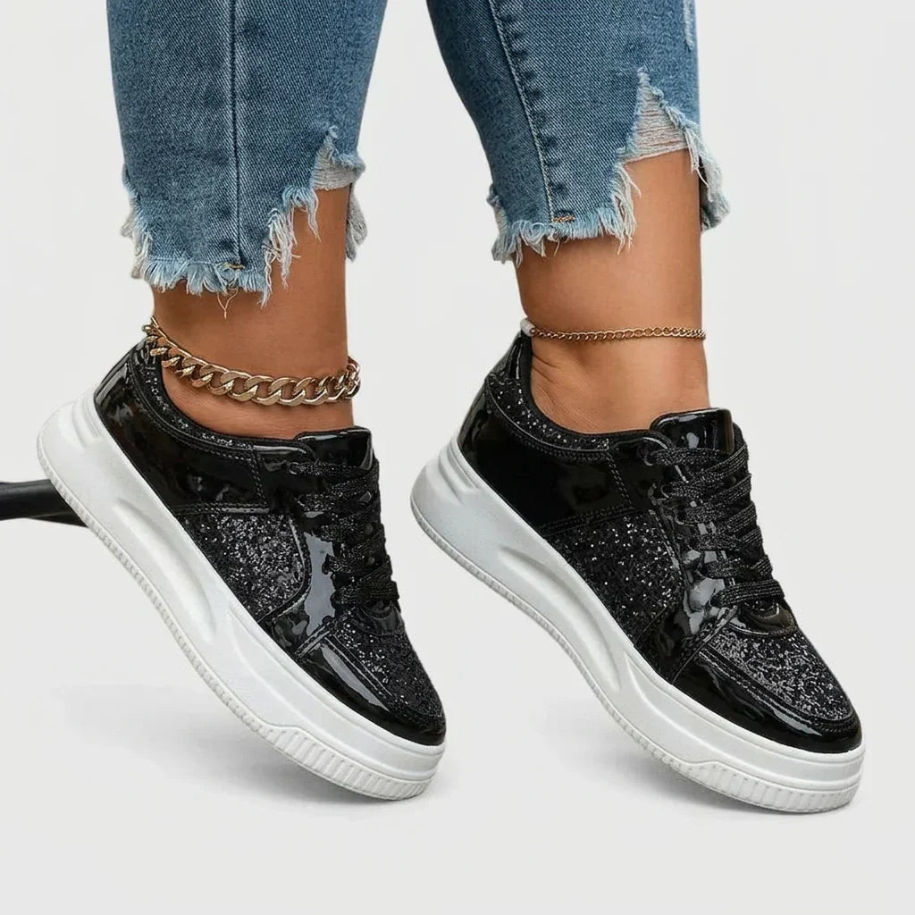 Snygga svarte ortopediska sneakers med blank yta och vit sula