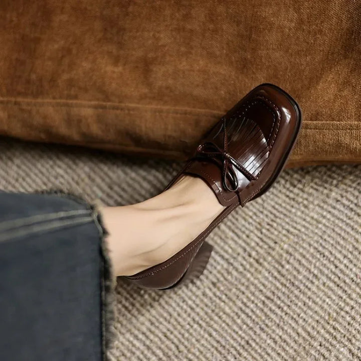 Brun damloafer i mocka med tofsdetaljer och bekväm klack för mode