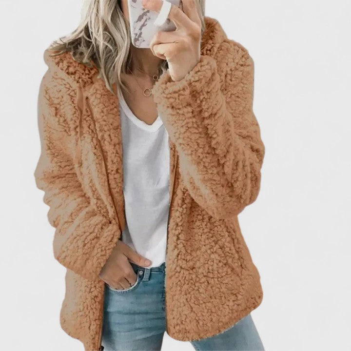 Beige vinterjacka i fluffig teddypäls för kvinnor, stängd framtill