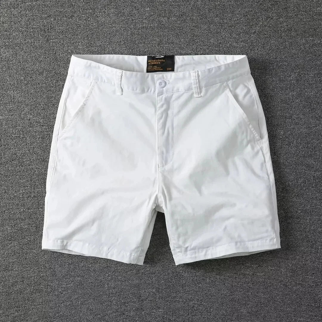 Snygga chinoshorts för herrar sedda bakifrån med passpoalerade fickor