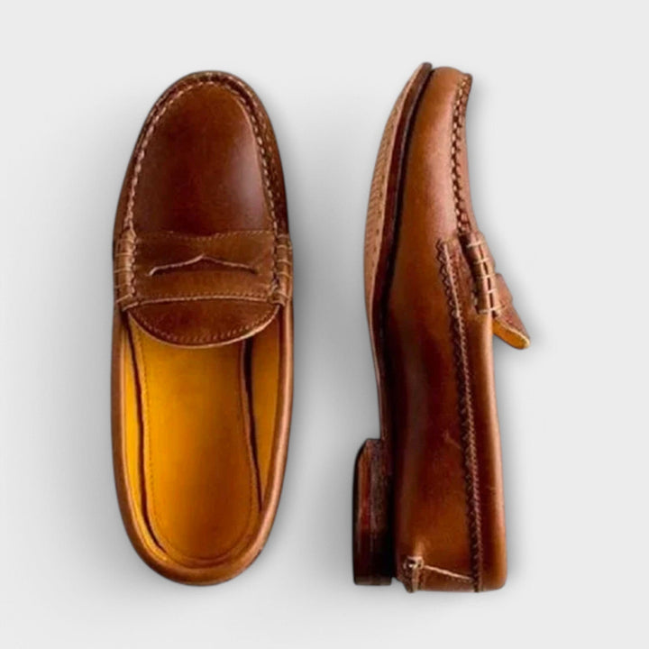Klassiska damloafers i khaki färg med stilren design för vardag och kontor