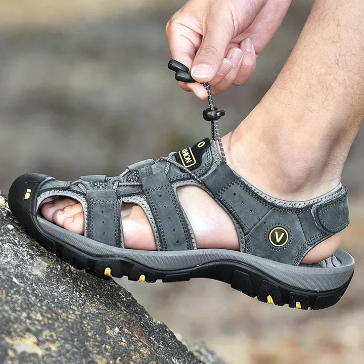 Flexibla och lätta sandaler för herrar anpassade för äventyr