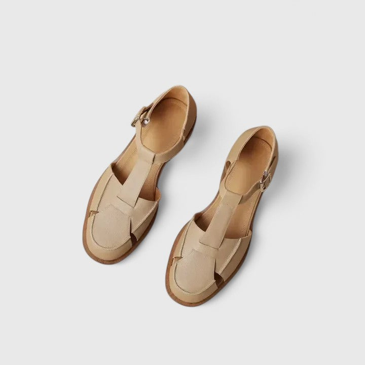 Beige damandal i läder med T-rem och justerbart spänne från sidan