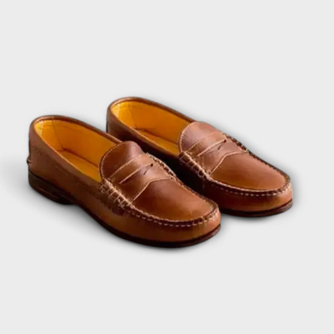 Bruna damskor av modell loafers med nätt sula och dekorativ söm framtill