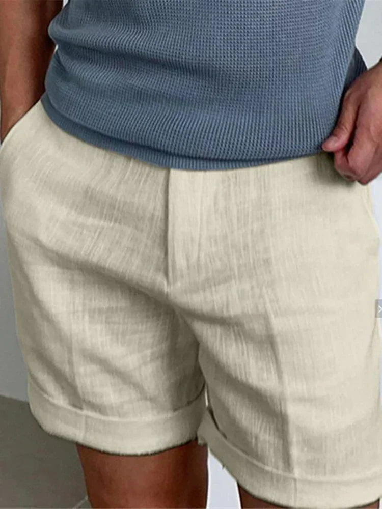Närbild på khakifärgade lediga herrshorts med sommarkänsla