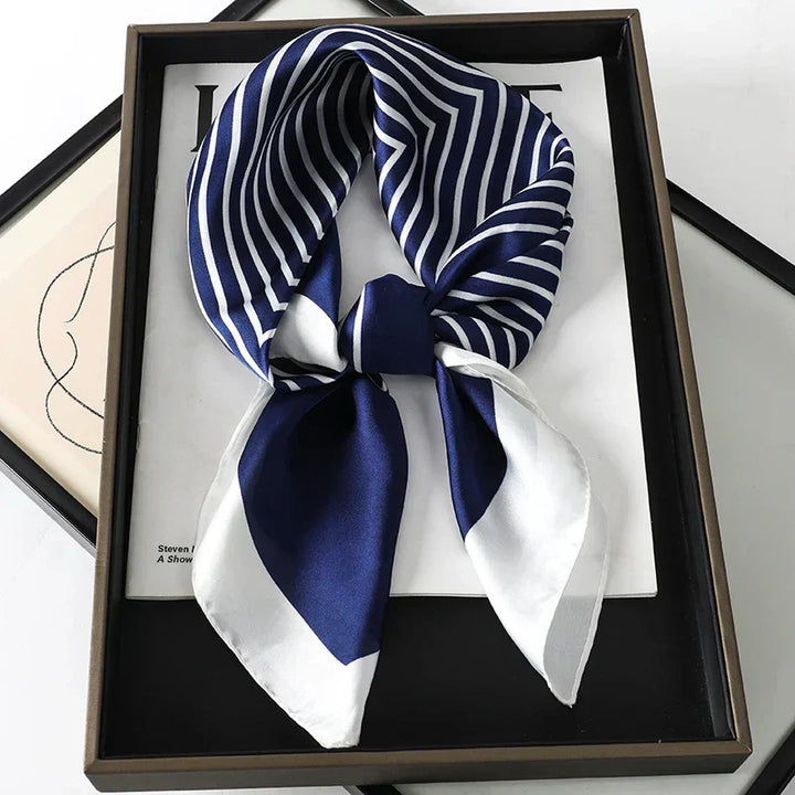 Trendig rutig scarf buren kring halsen för en stilren look