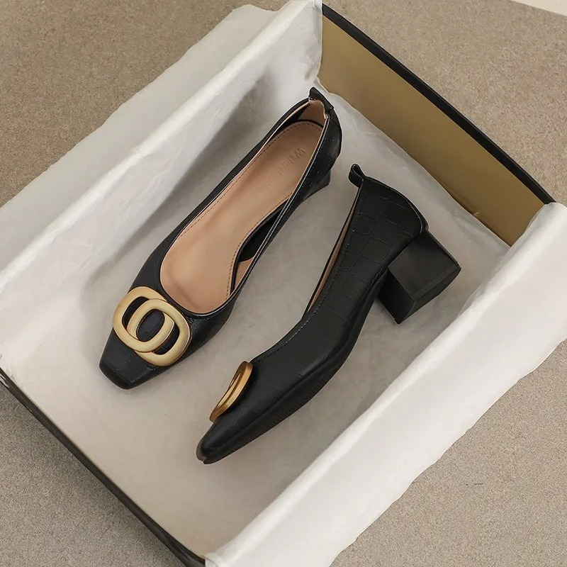 Beige pumps med dekorativt emblem och blockklack för dam