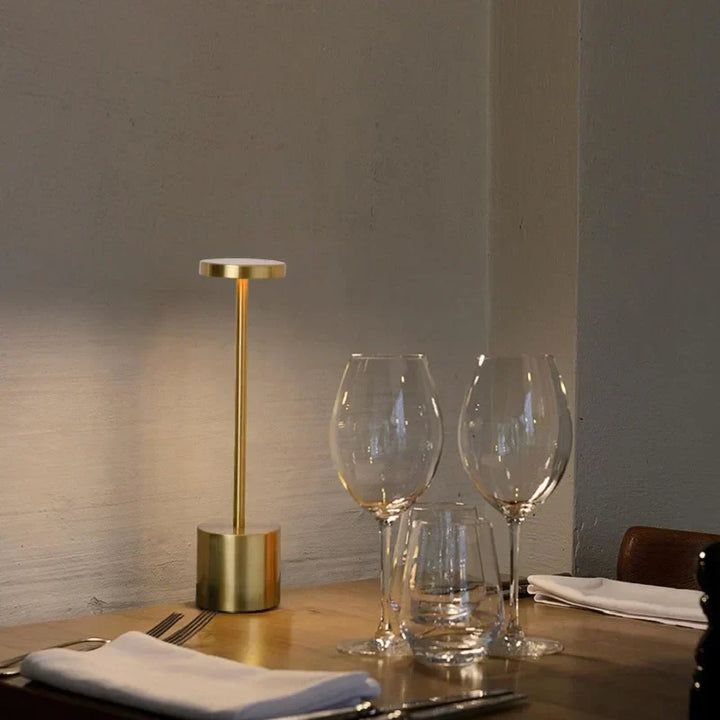 Uppladdningsbar bordslampa med varmt LED-ljus perfekt som stämningsbelysning.