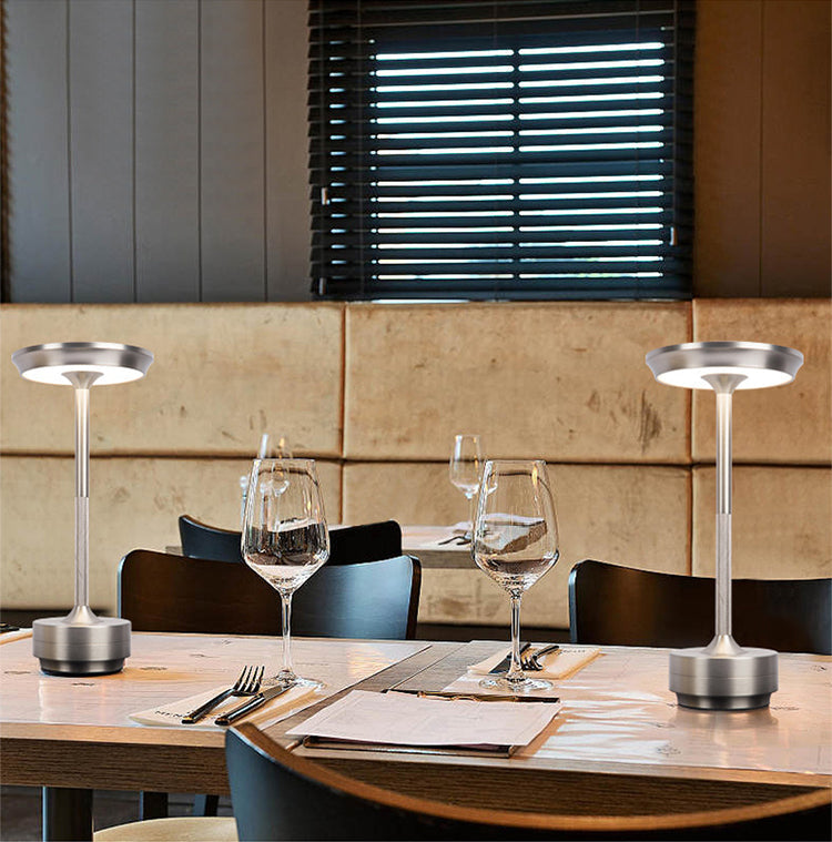 Uppladdningsbar bordslampa upplyst i en modern hemmiljö