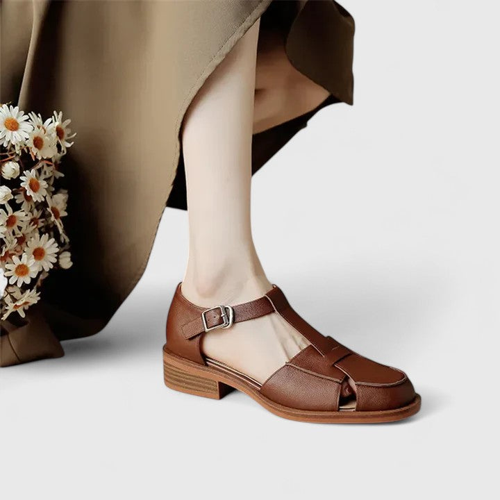 Bruna Manon sandaler på modell med fäst spänne och låg klack