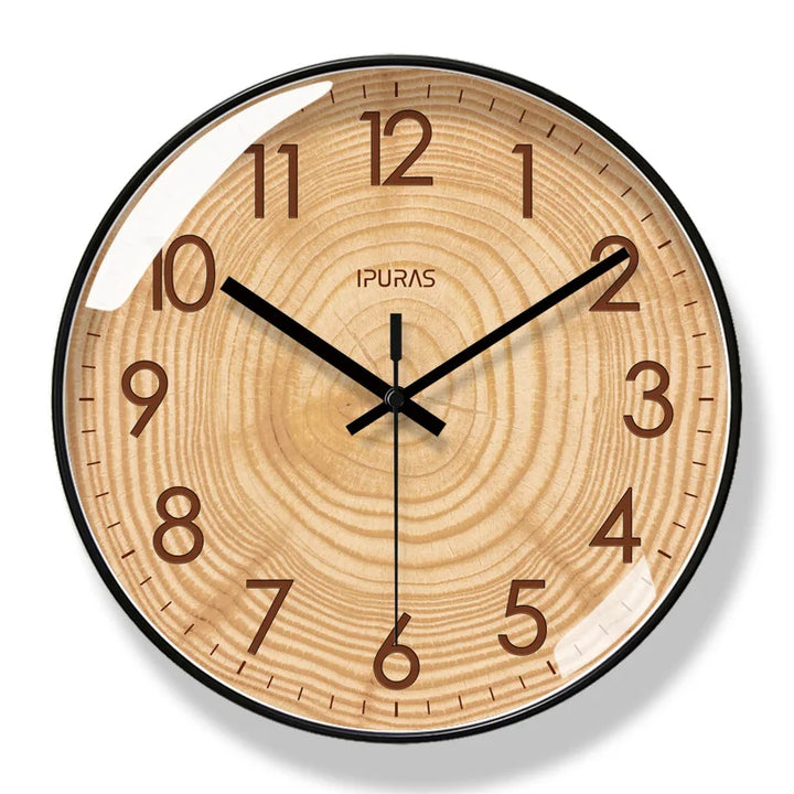 Närbild på ursnygg tyst väggklocka i trädesign med tydliga visare