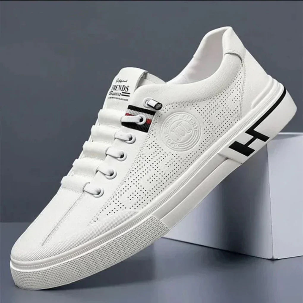 Vit sneaker för män mot neutral bakgrund