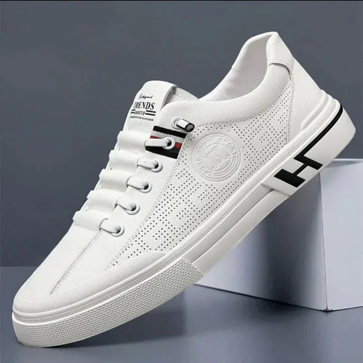 Vit sneaker för män mot neutral bakgrund