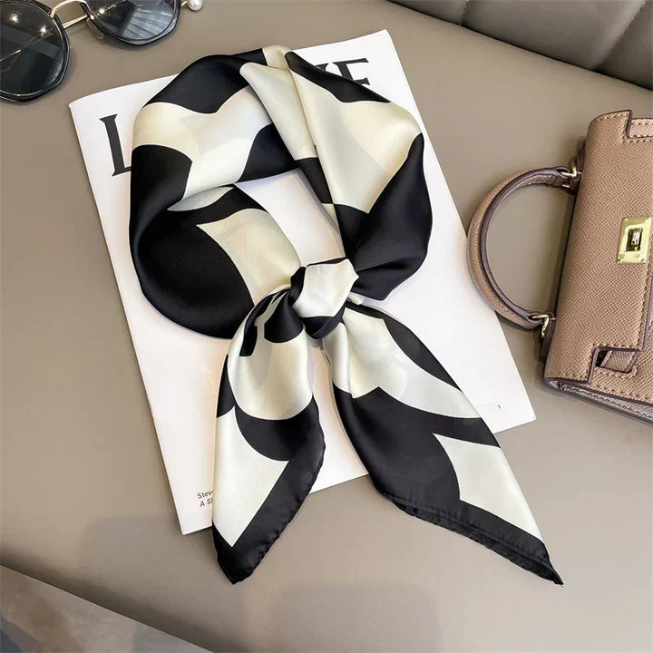 Elegant rutig scarf som adderar färg till gråa dagar