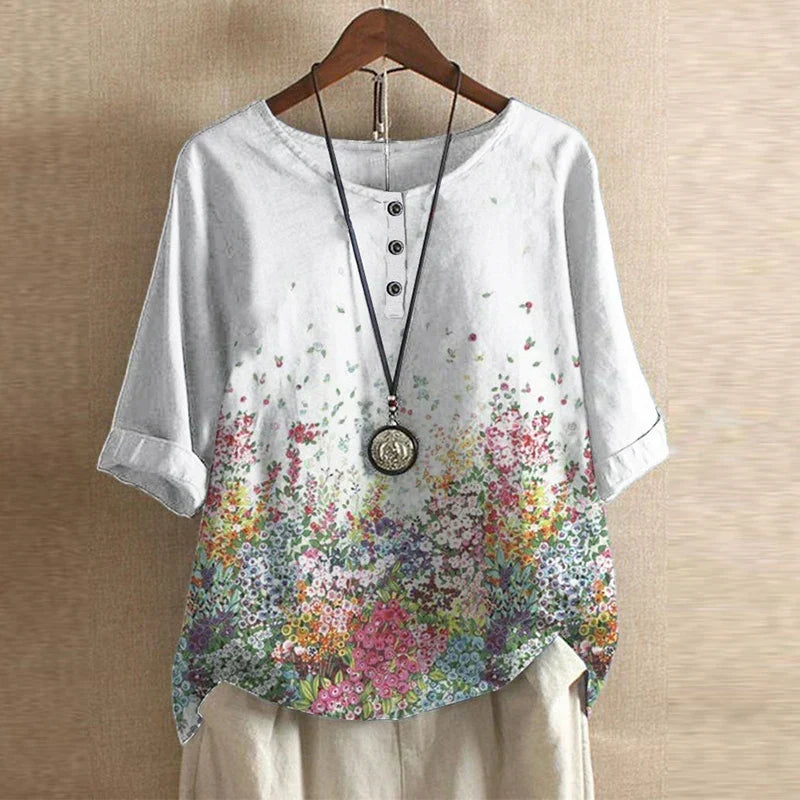 Närbild på tyget och blomstermönstret på den retro-inspirerade blusen