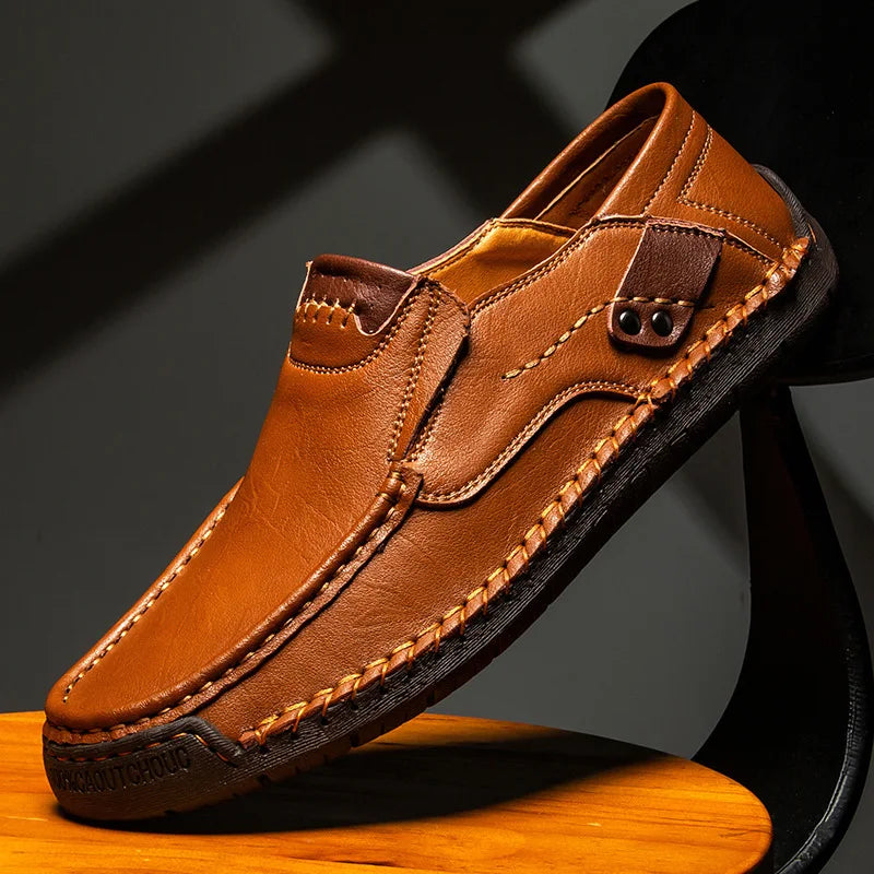 Detaljbild på bruna loafers för män