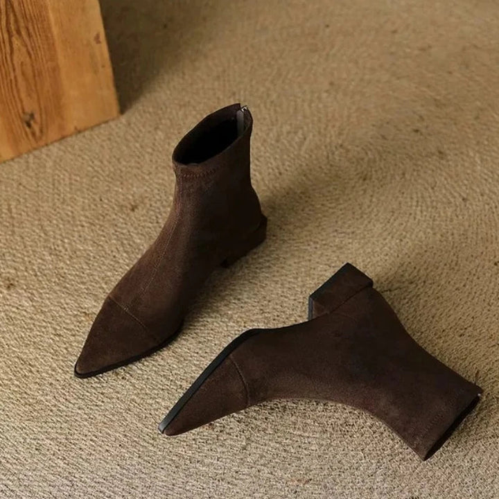 Detaljbild på bruna ankelboots med tåparti
