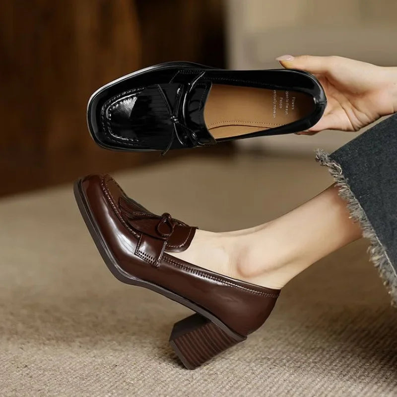 Två par damloafers i svart och brun färg sida vid sida