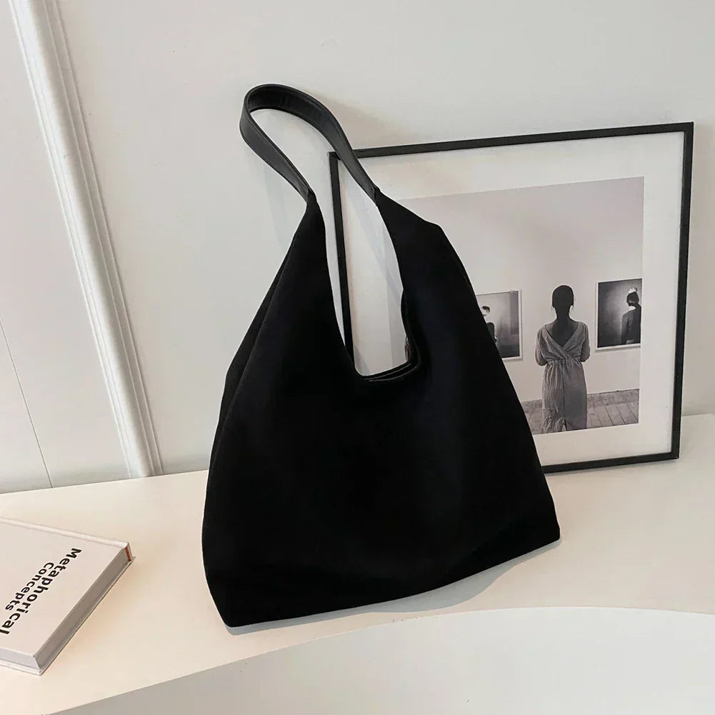 Svart damaxelväska i mjuk faux suede med elegant design