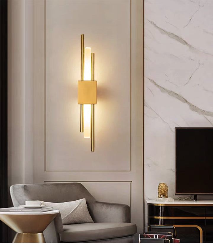 Modern trådlös vägglampa monterad i ett elegant vardagsrum