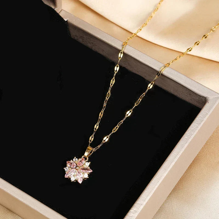 Elegant damhalsband i guld med rosa sakuramotiv, perfekt som present