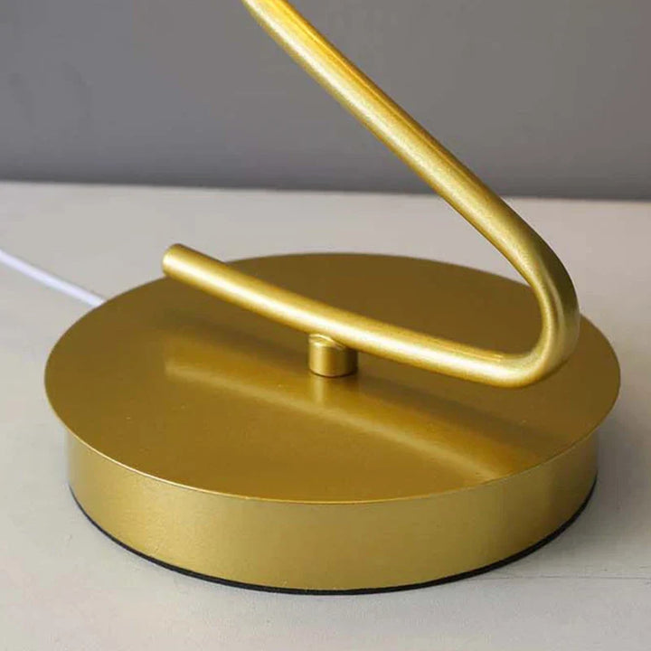 Närbild på detaljer och fjärilsmotiv på dekorativ LED-bordslampa