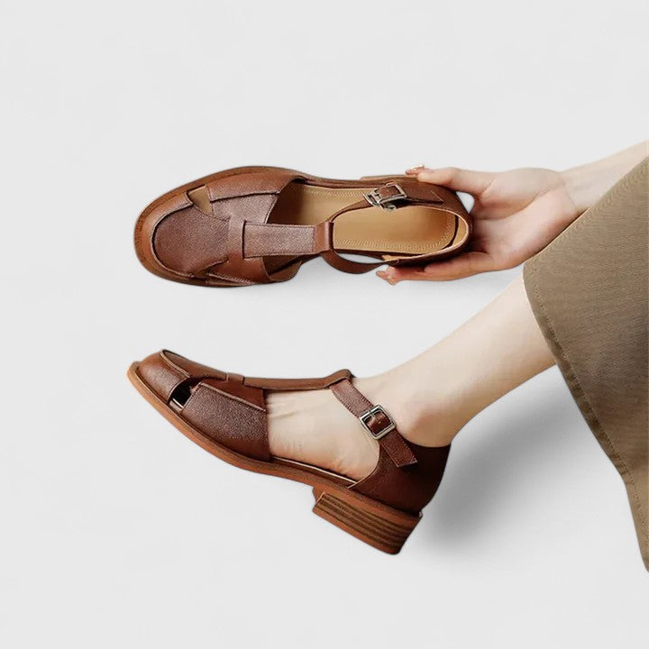 Närbild på spänne och remdetaljer på beige damandal
