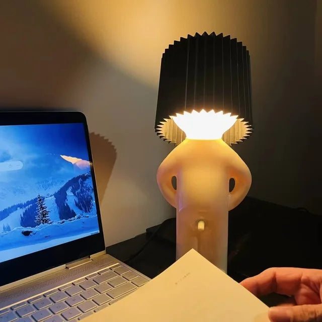 Unik LED nattlampa med kaxig personlighet i modern design för heminredning